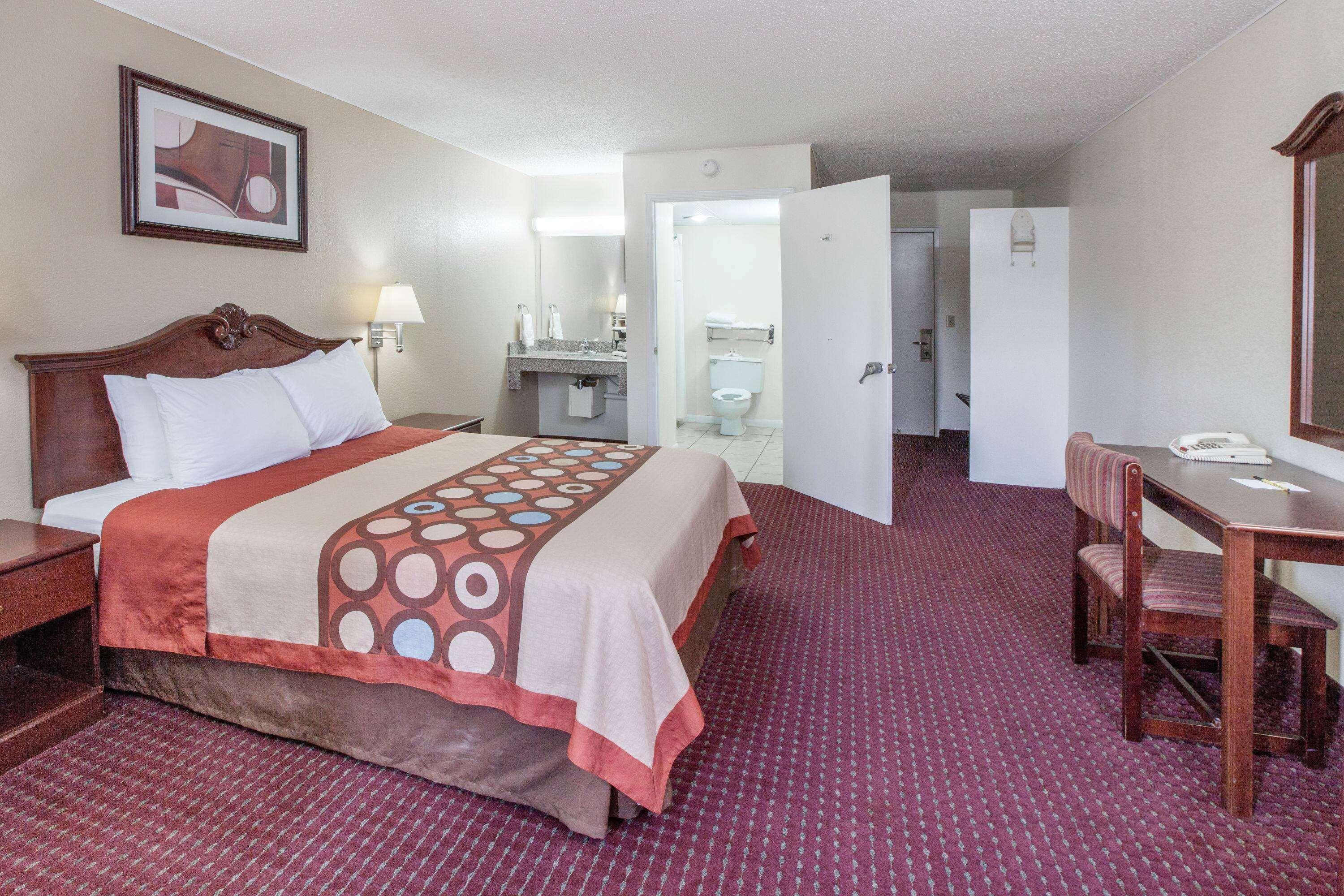 Super 8 By Wyndham Clinton Hotel Exterior foto