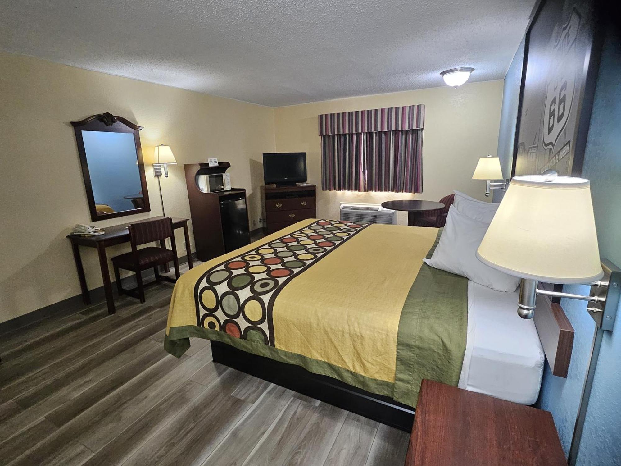 Super 8 By Wyndham Clinton Hotel Exterior foto