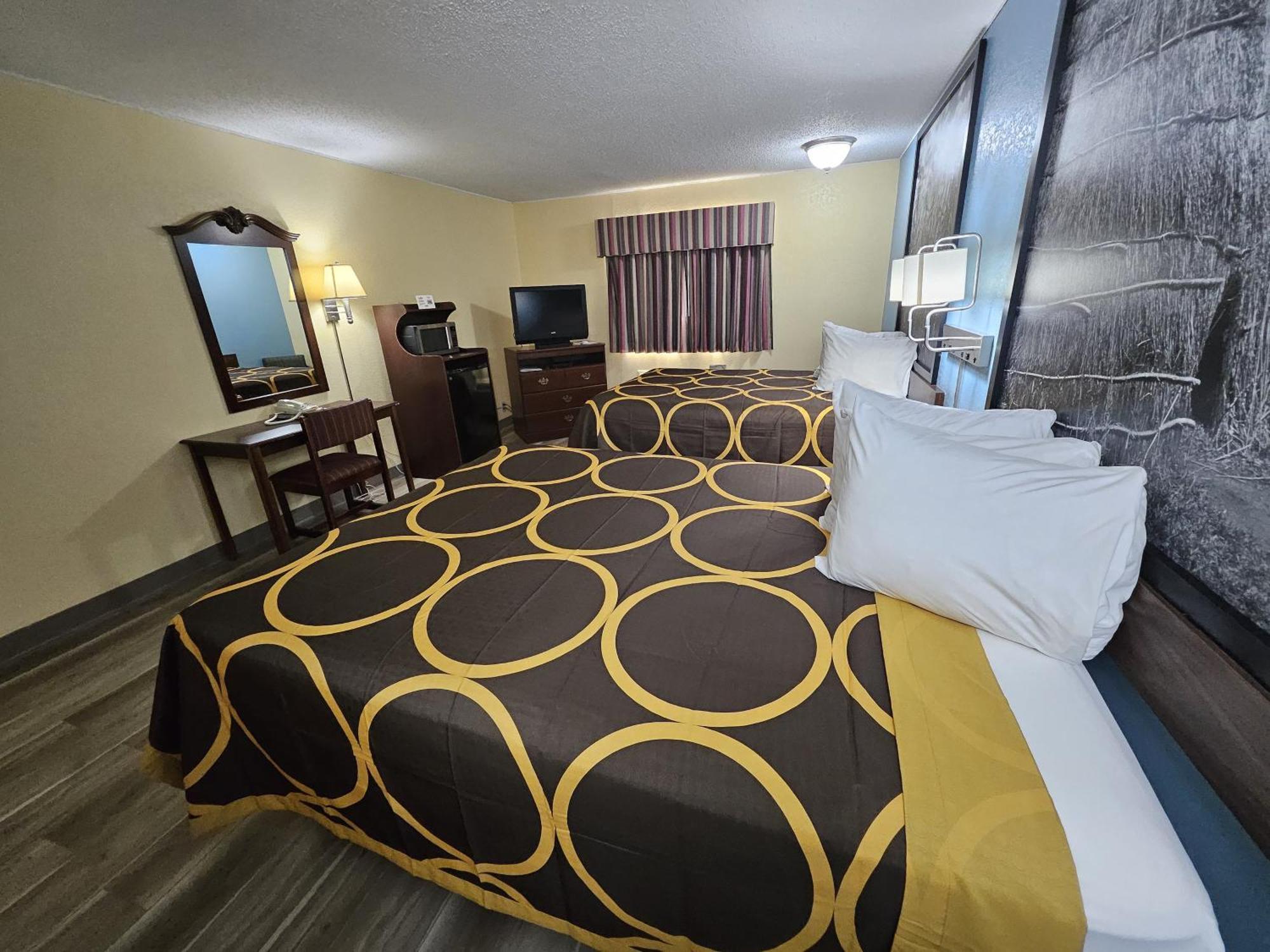 Super 8 By Wyndham Clinton Hotel Exterior foto