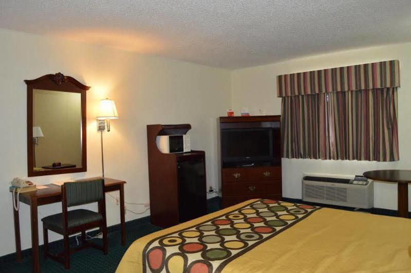 Super 8 By Wyndham Clinton Hotel Exterior foto